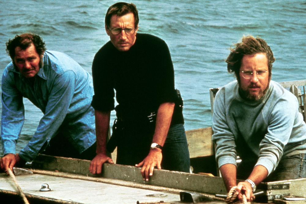¿Por qué hacen falta tres hombres para cazar a un tiburón?